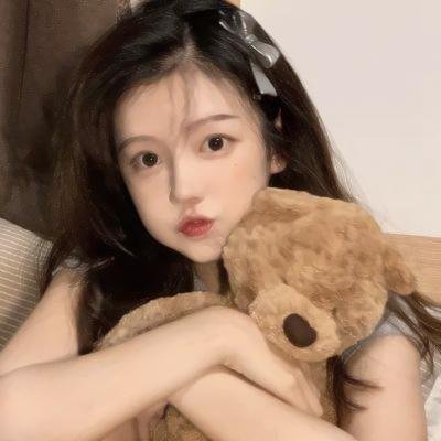 穿黄睡衣的女孩